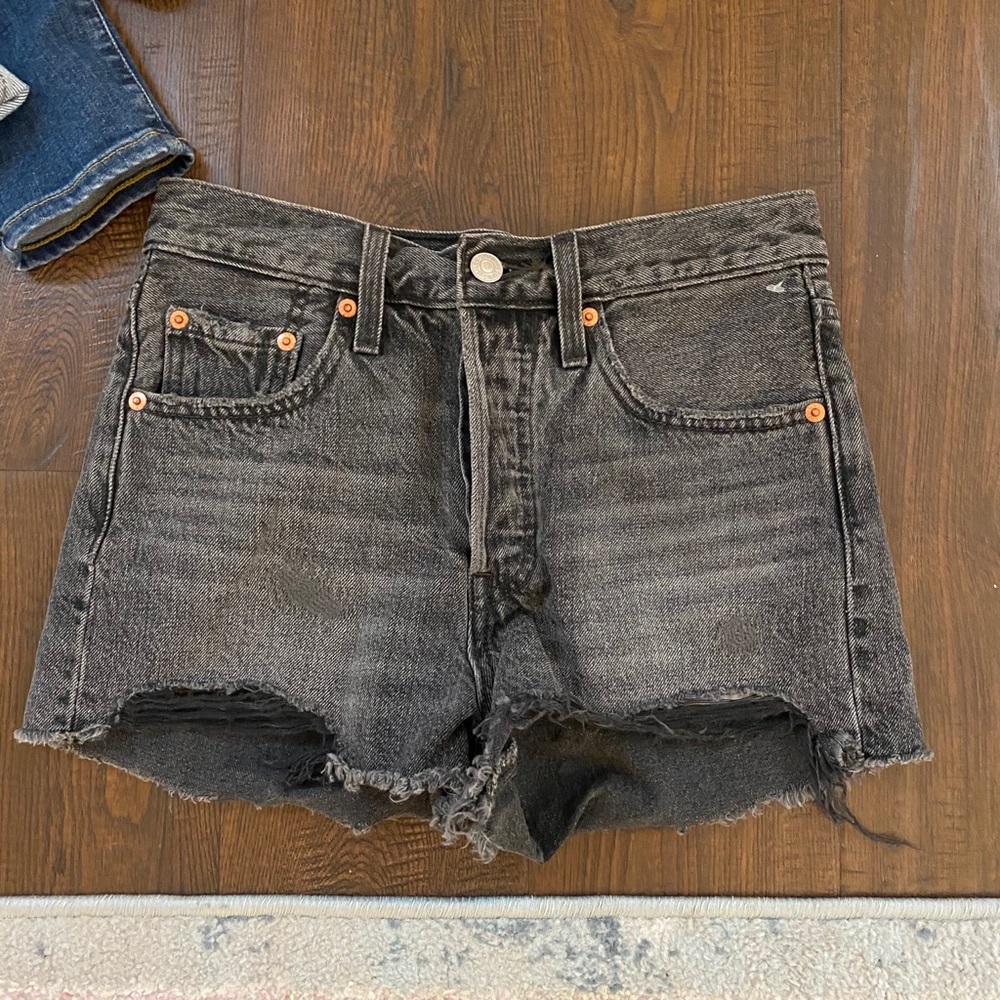 NWOT Levi’s black jean shorts
